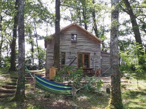 1 Bedroom Offgrid Lakeside Cabin near Piegut-Pluviers, Nouvelle Aquitaine, France